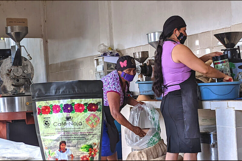 Dans les locaux du Café Naja, les femmes moulent le café et l’empaquettent.