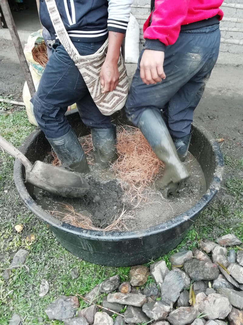 Mélange de terre, d'eau et d'épine de pins. Technique ancestrale de construction des murs.