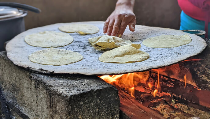 Les femmes préparent des tortillas de maïs tous les jours, c'est un des aliments de base.