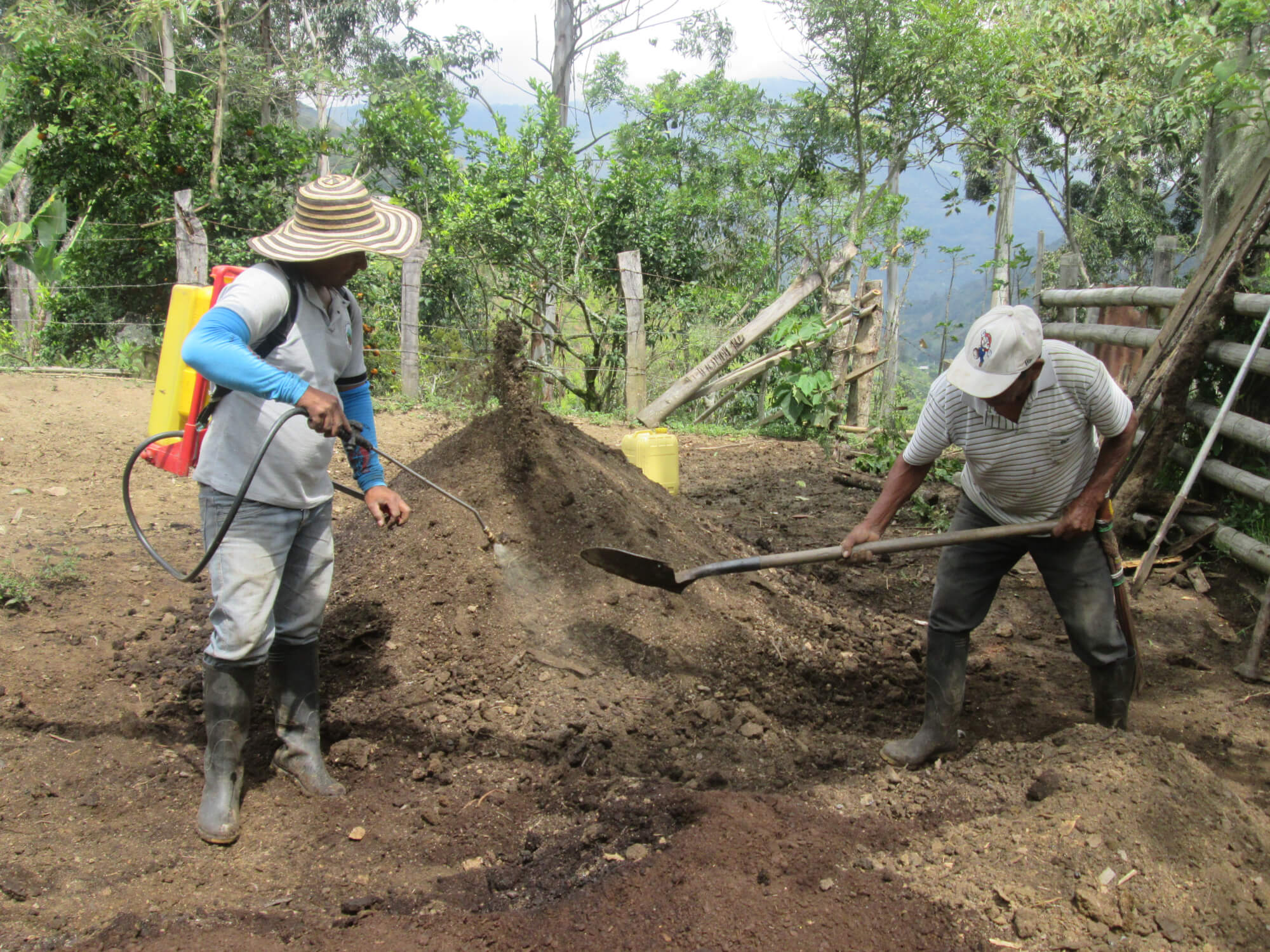 Colombie, Jambalo, Fondo Paez : Marcos et Alfonso enrichissent le compost avec de la matière organique liquide.